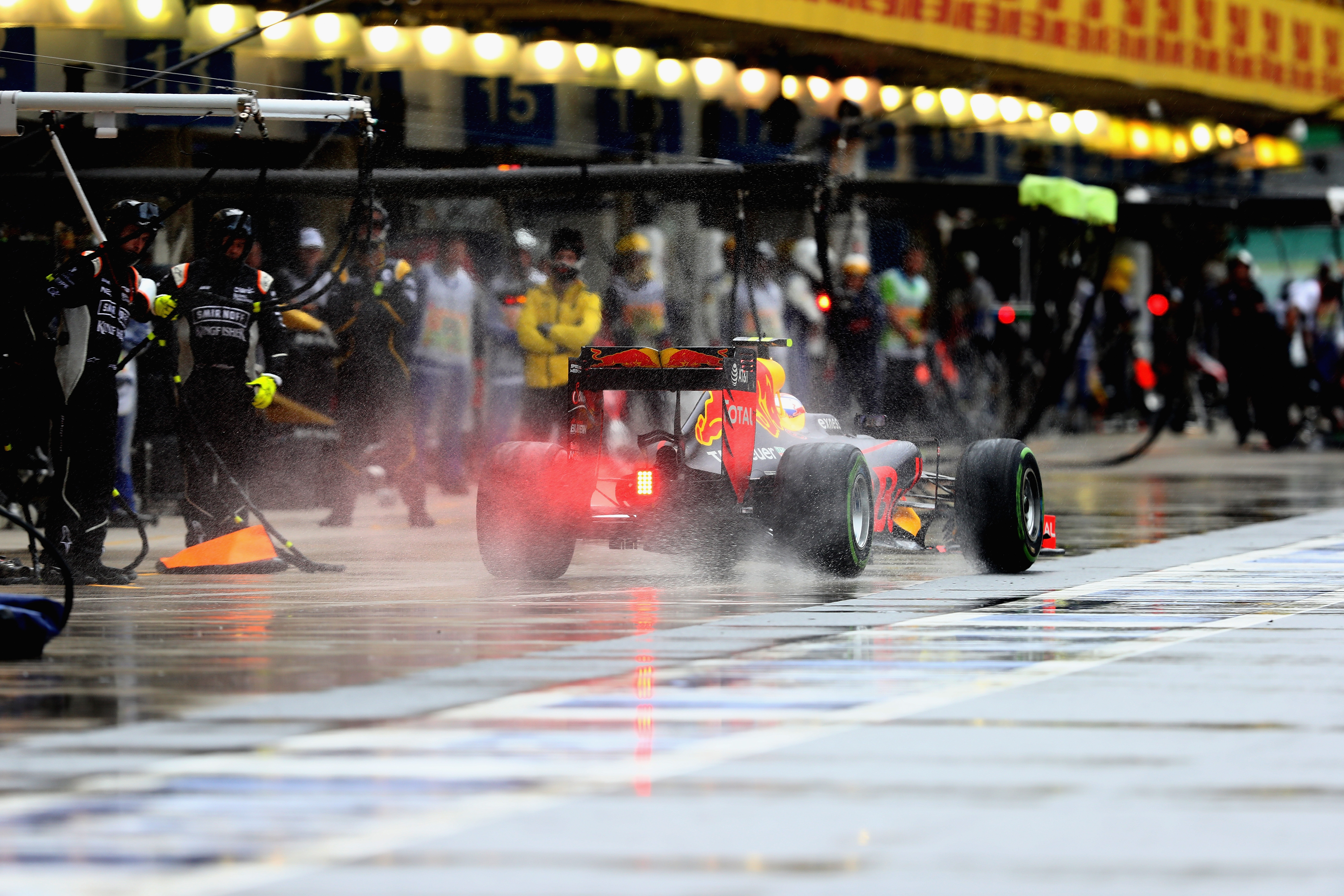 Racing In The Rain – Max Verstappen Relives His Epic Drive At The 2016 Brazilian Grand Prix | Mobil 1 The Grid