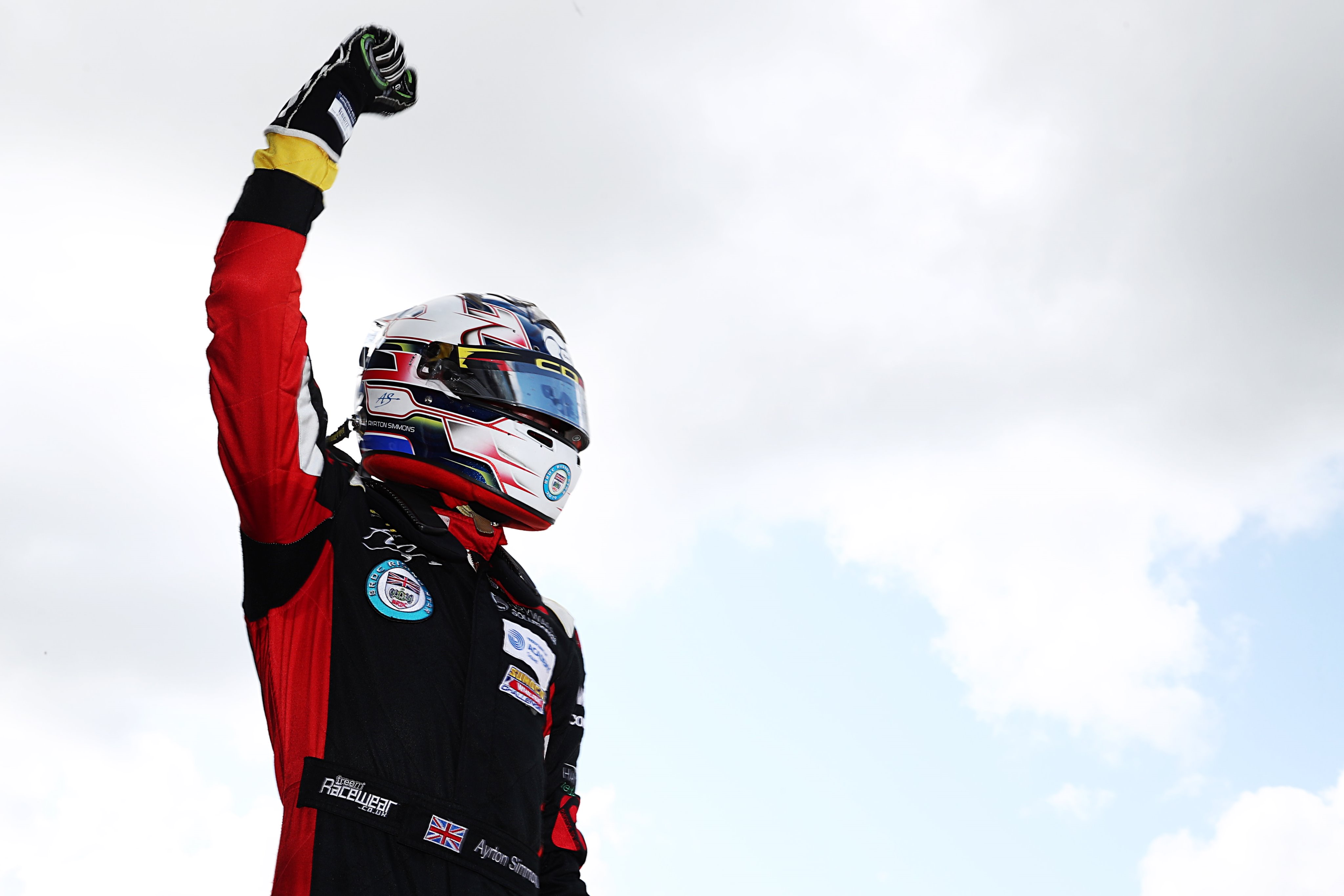 British F3 – Simmons races to victory ahead of Jewiss, Novalak closes in on the title