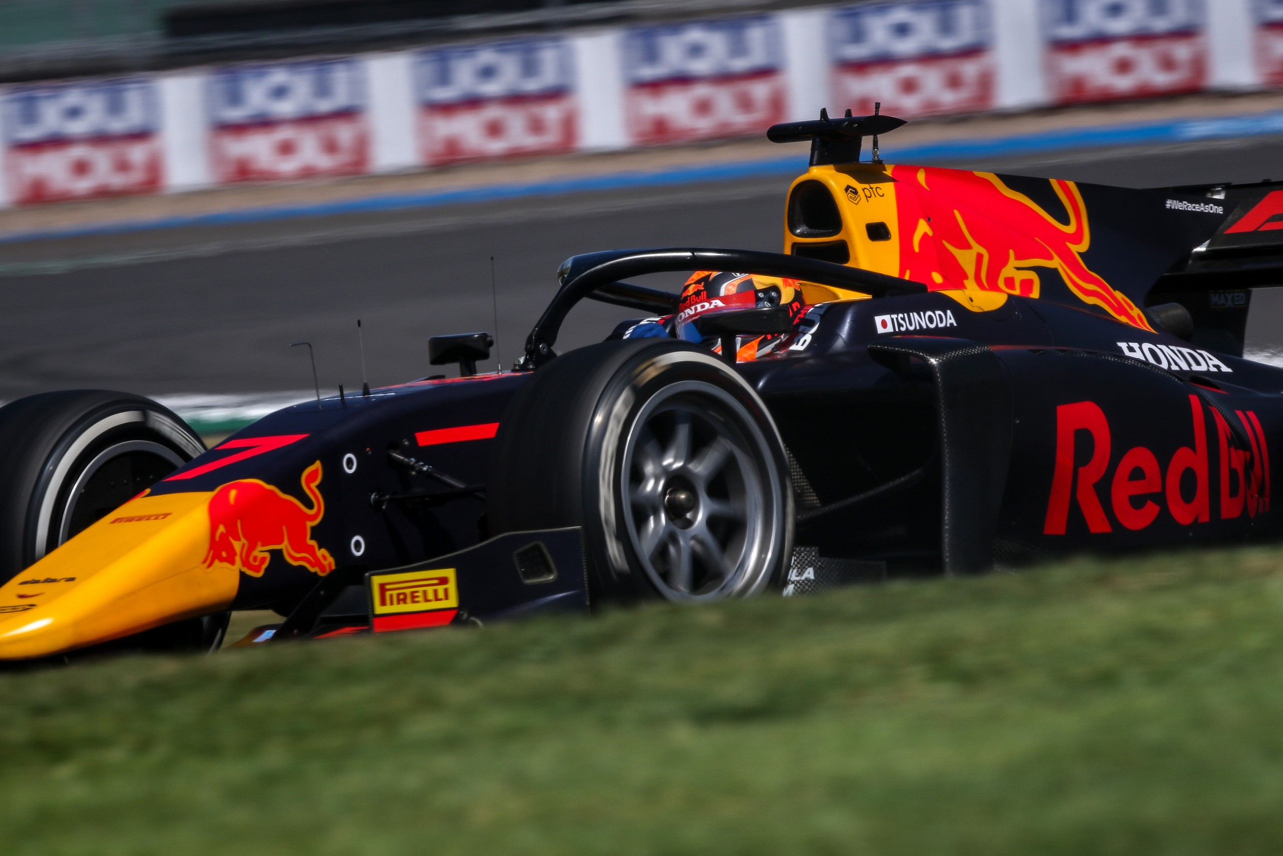 F2 Great Britain: Tsunoda wins after Premas collide