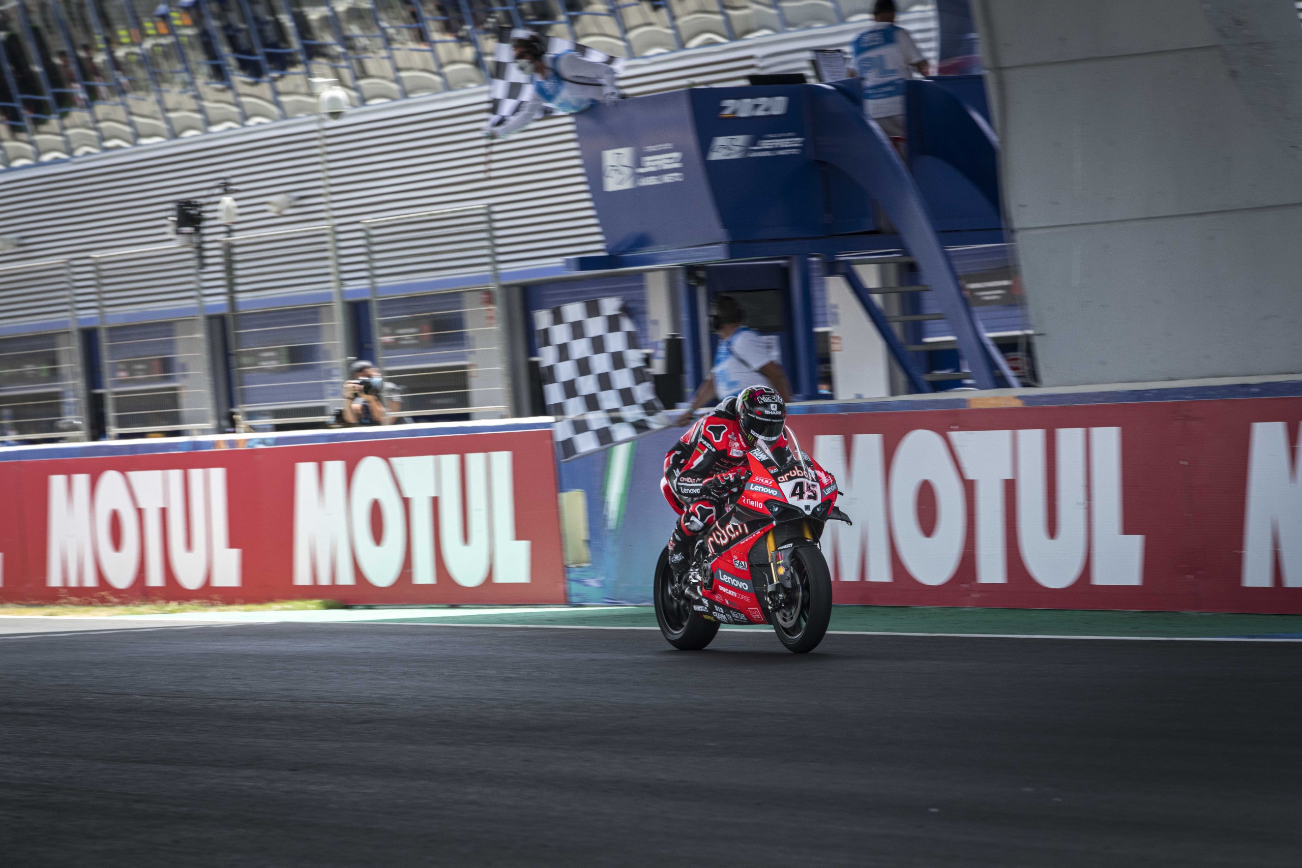 WorldSBK Race 1 Gets Off to a Fantastic Start in Jerez