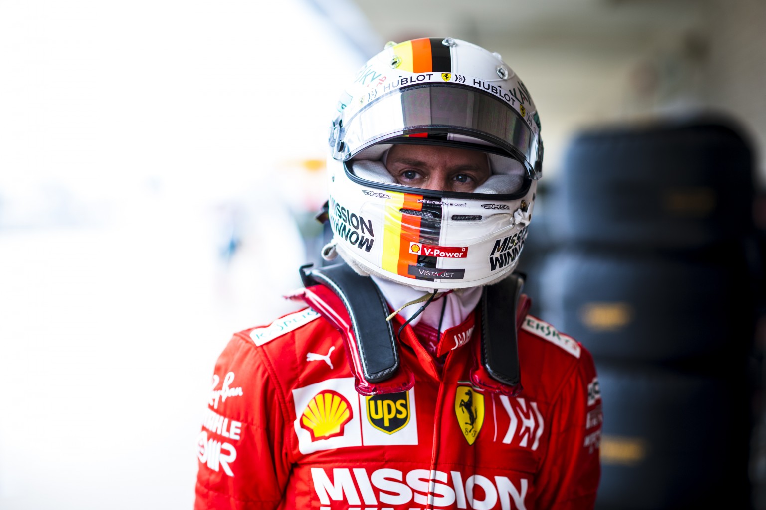 фабио куартараро и марк маркес деревца в шлеме фото. немец гонщик в сером с маской. льюис хэмилтон 2023. чемпионат пилоты будущего. чемпионат пилоты будущего.