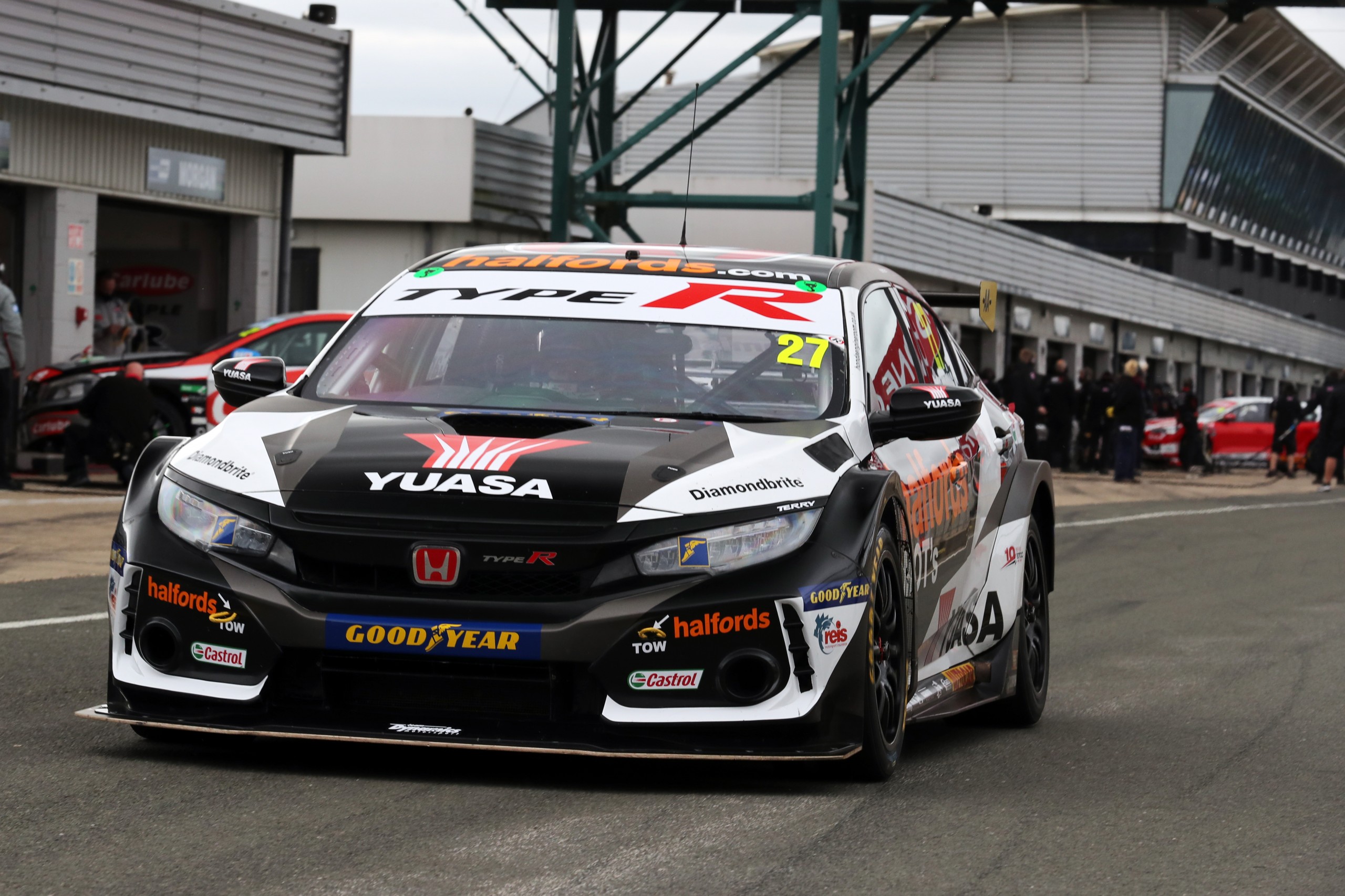 BTCC Silverstone – Cammish takes win after fascinating fight with Ingram
