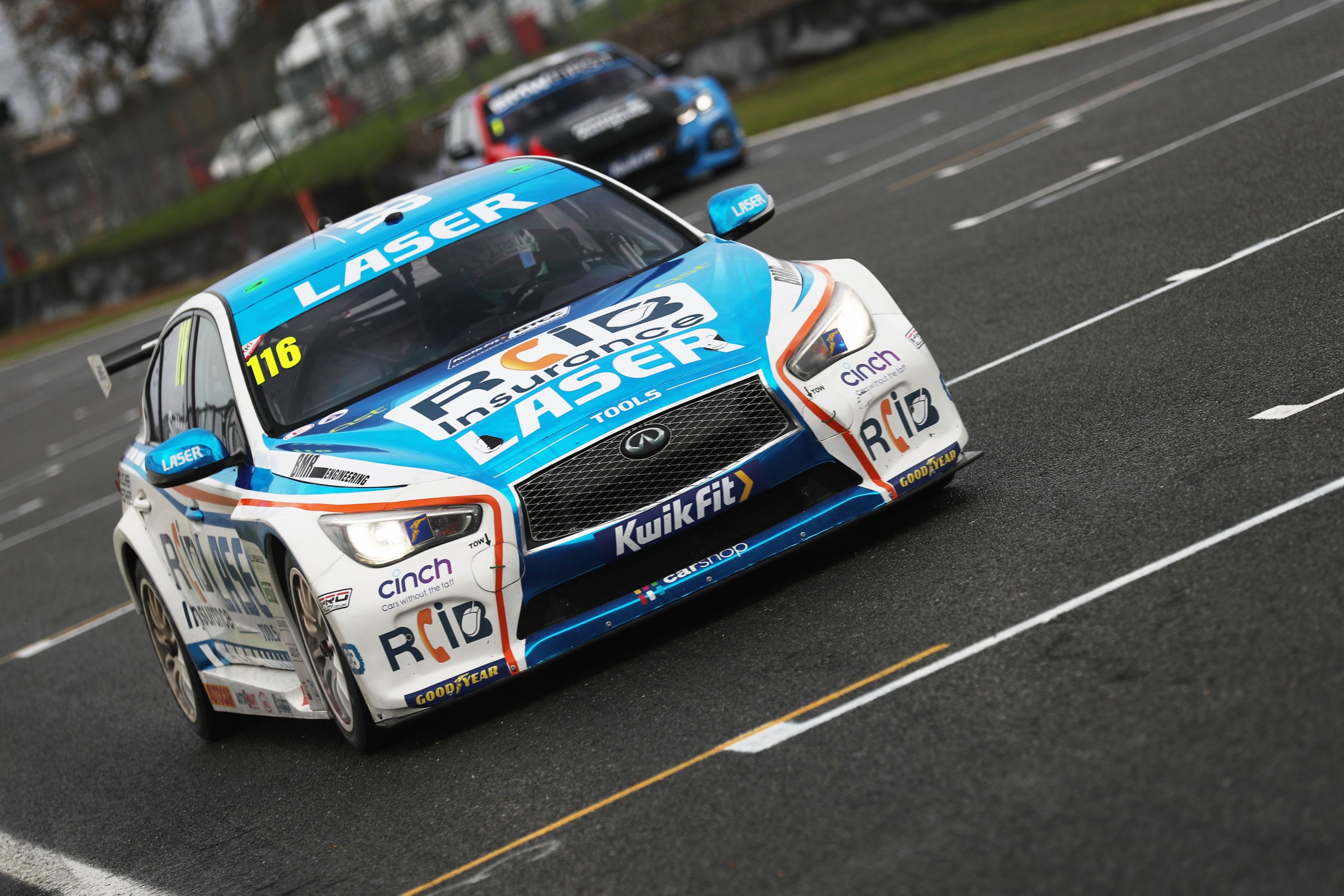 BTCC Brands Hatch – Sutton has one hand on title with win
