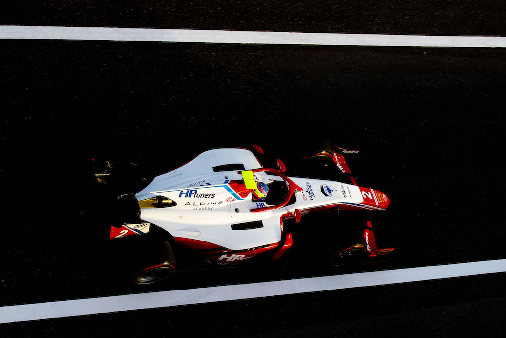 F2 Sakhir: Piastri snatches last lap sprint race win from Zhou