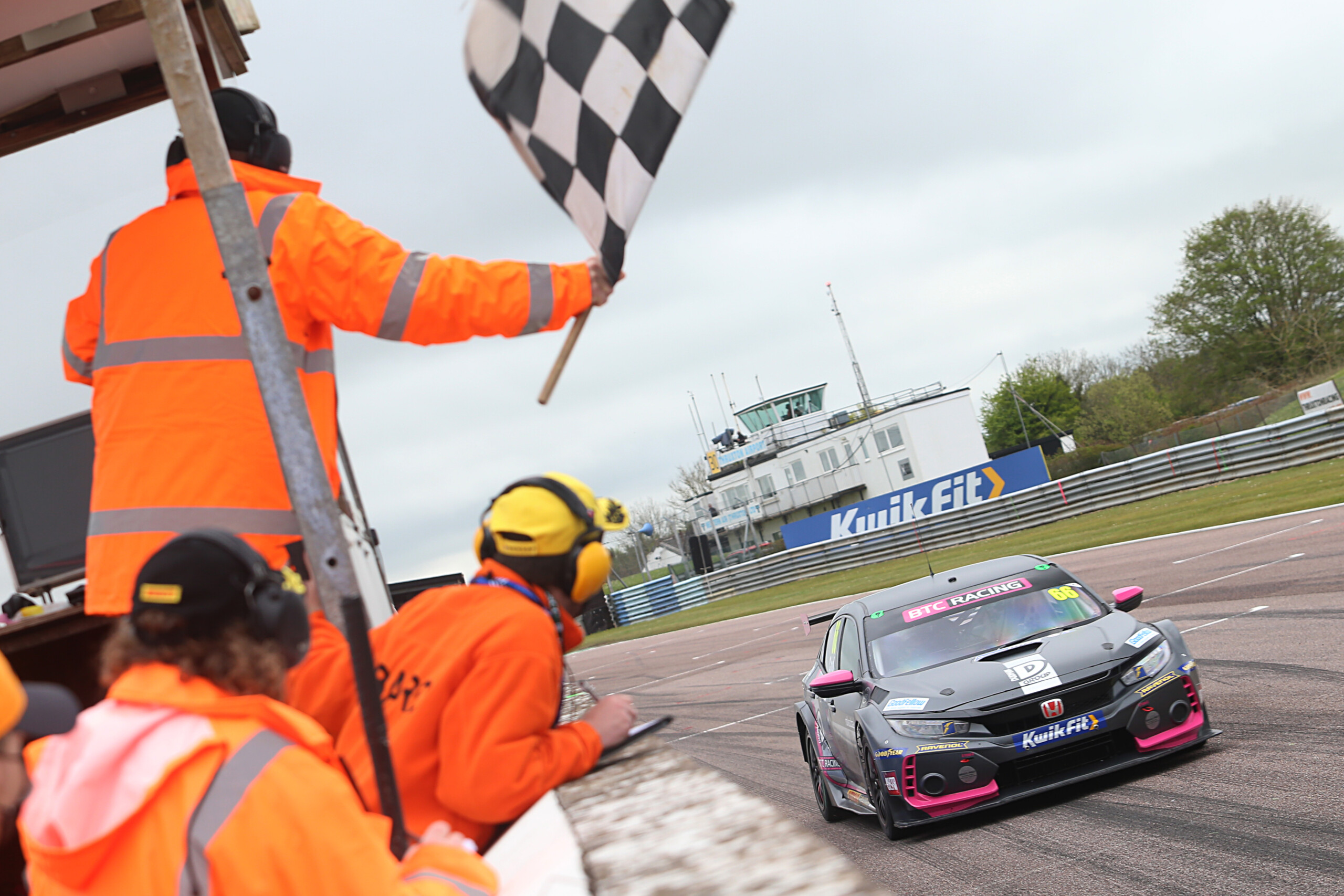 BTCC Thruxton – Cook wins race marred by first lap incident