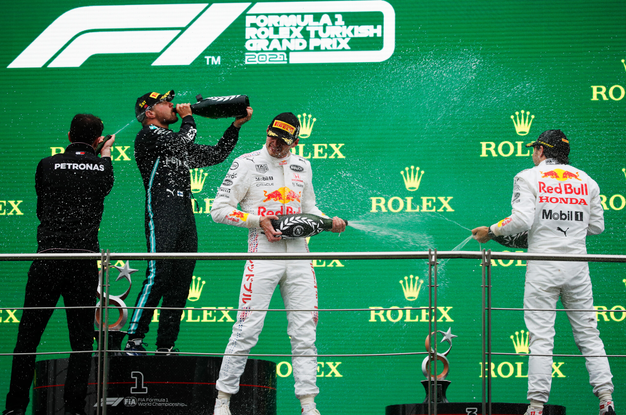 Dominant Bottas wins ahead of the Bulls!