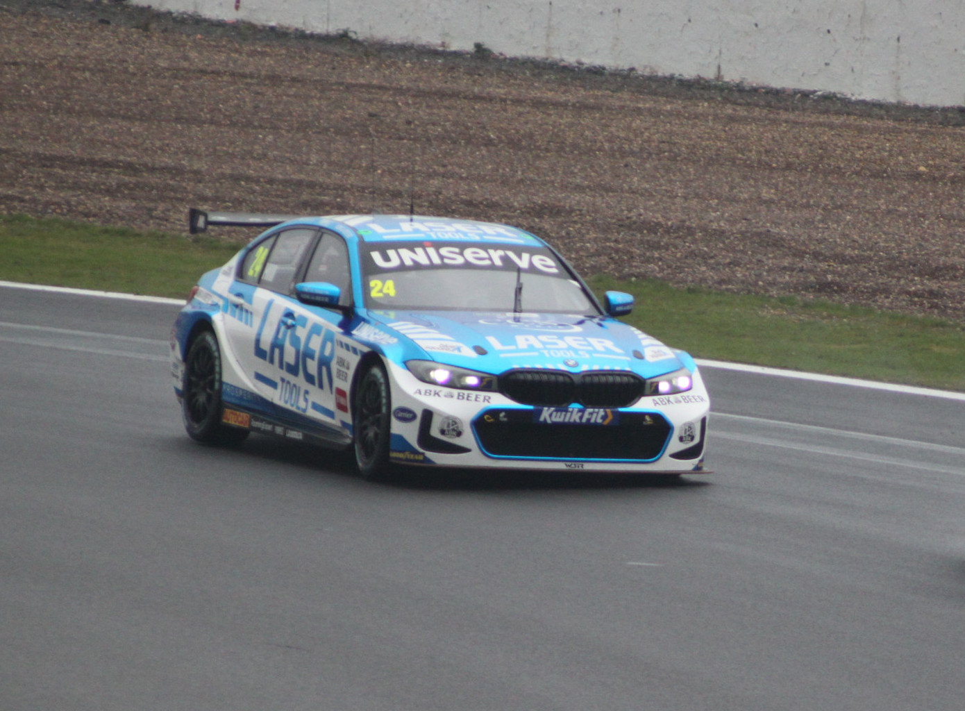 BTCC – Jake Hill ignites title defence with lights to flag win
