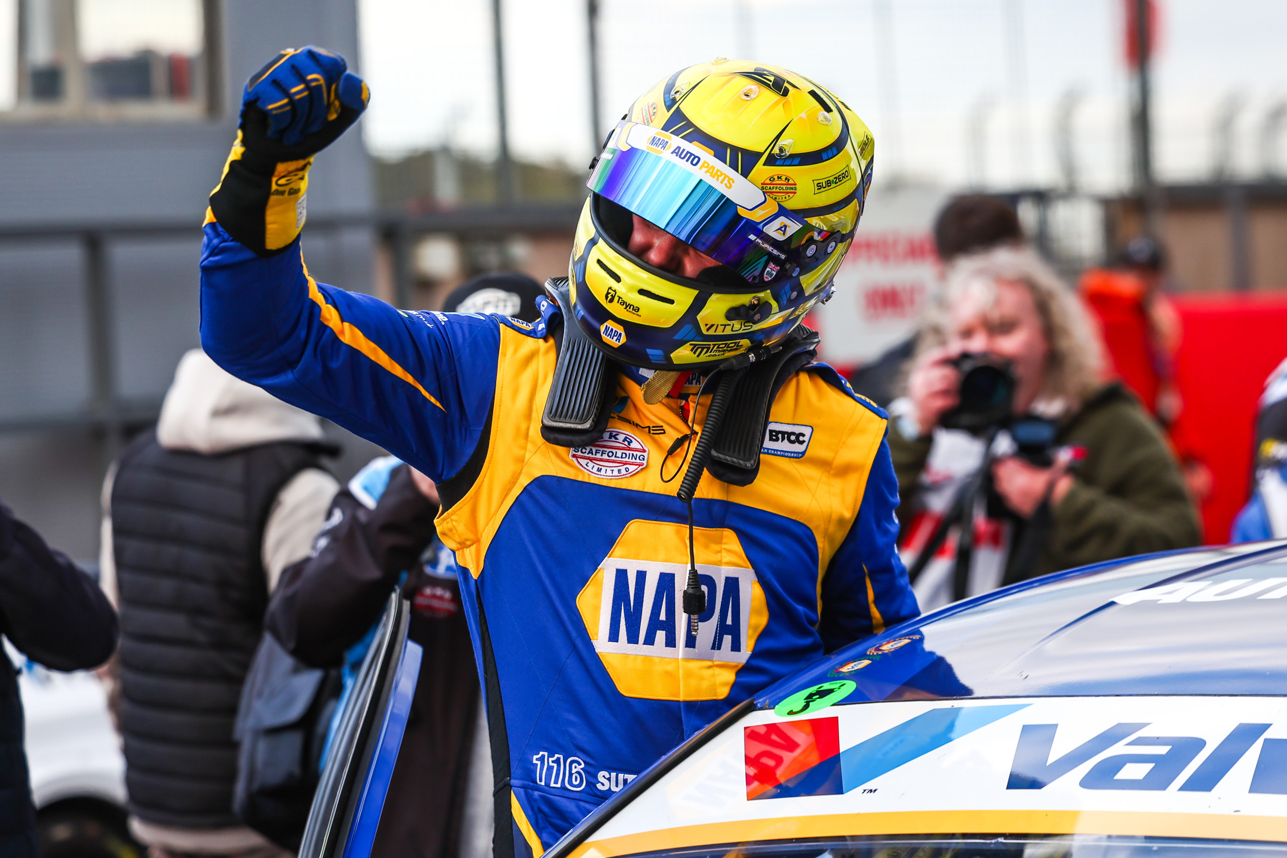 BTCC – Sutton wins chaotic Race To Pole