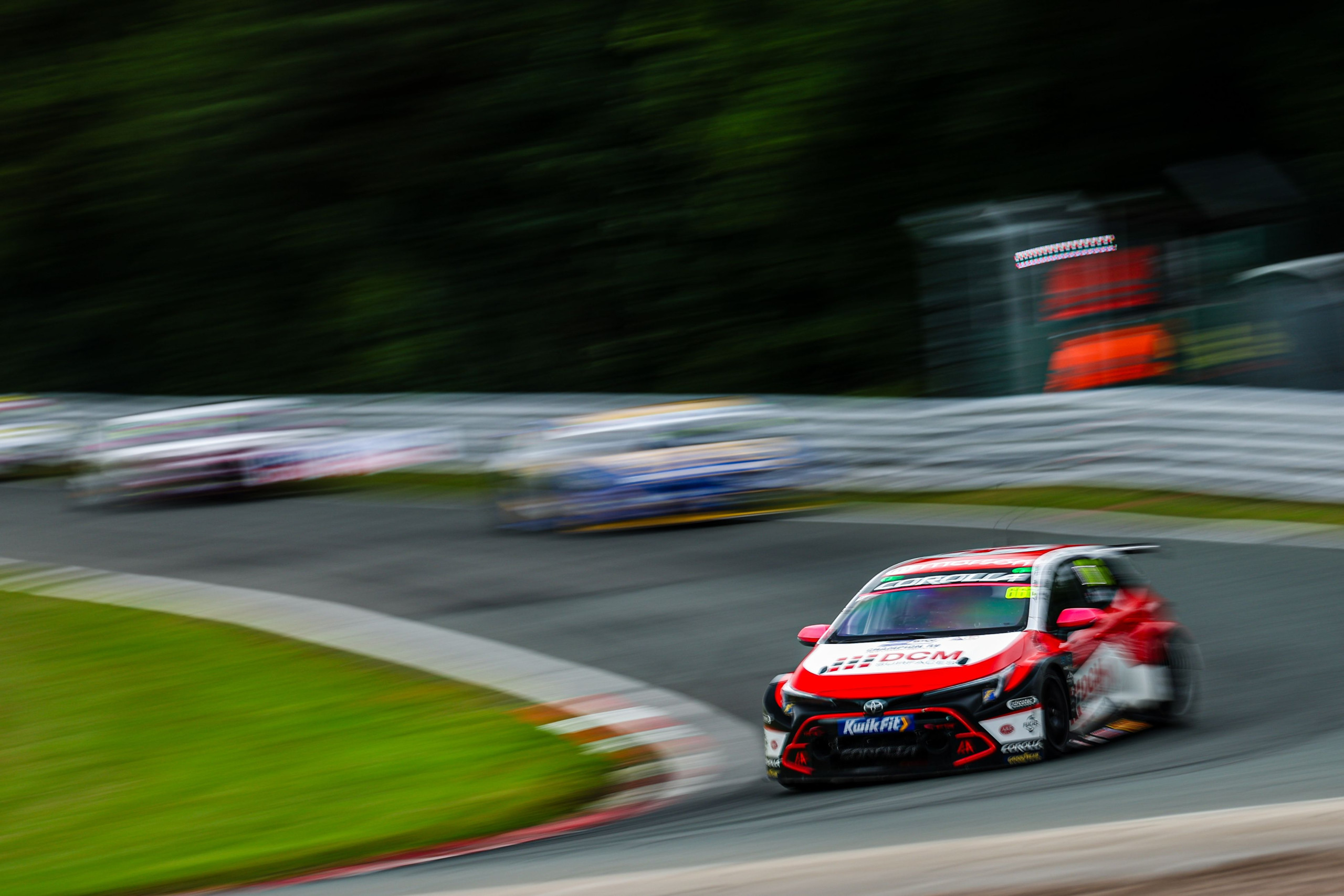 BTCC Thruxton – Cook takes win as Sutton extends title lead